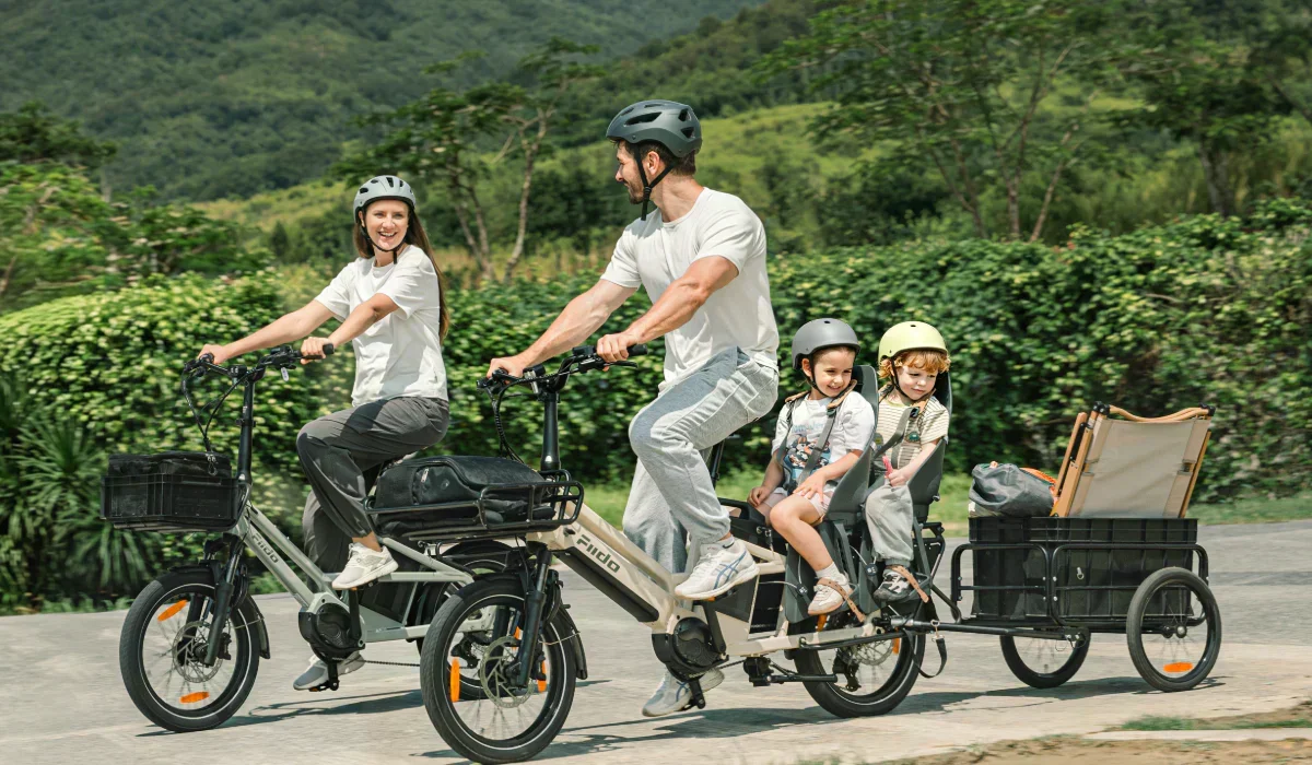 Famille avec vélo cargo en ville